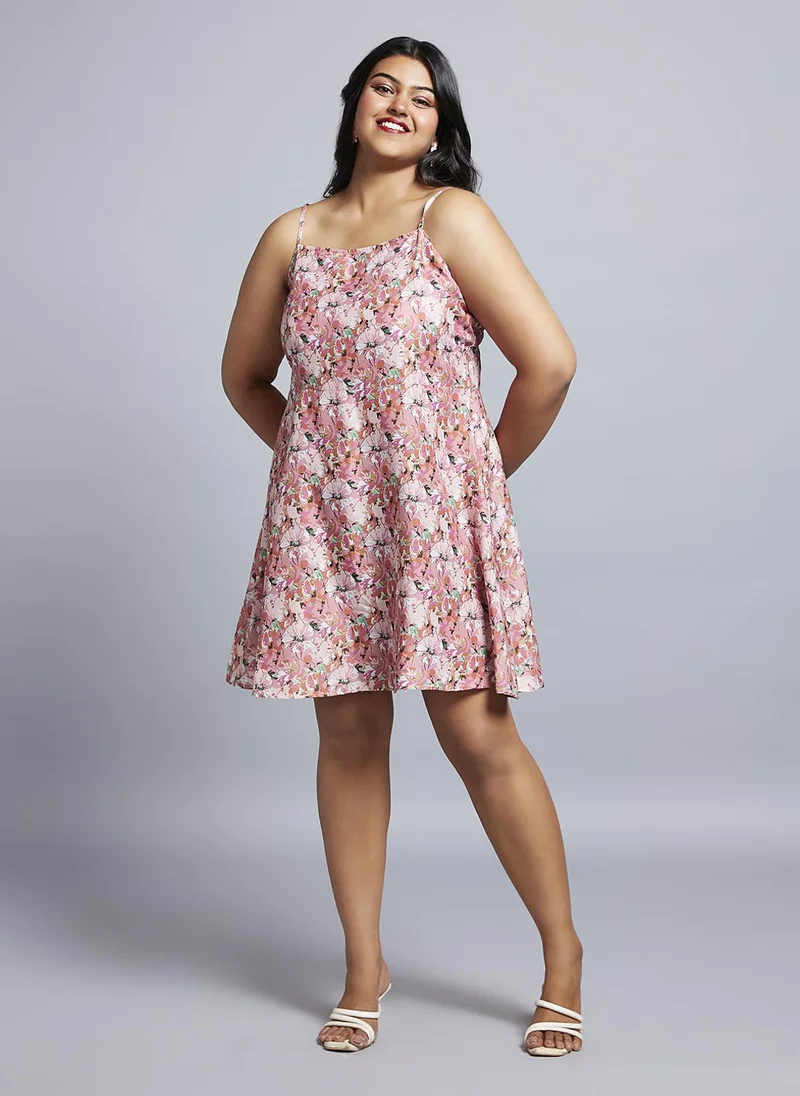 جلو باص فستان جلوبلس نسائي قصير بطبعات زهور بياقة مربعة وأكمام بشريط مقاس بلس